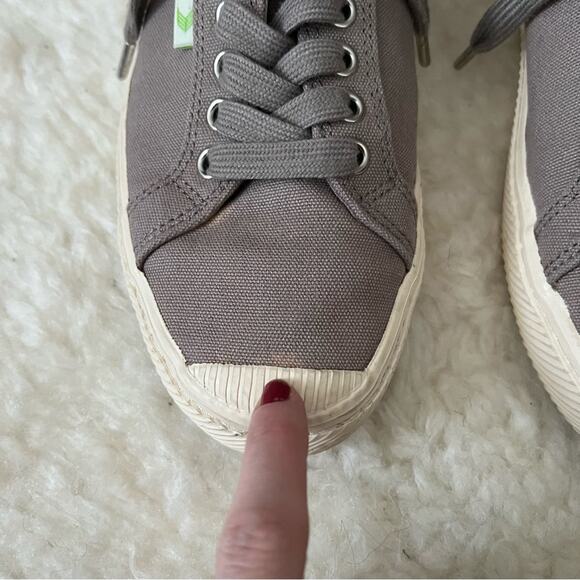 Cariuma Oca Low Grey Canvas Sneakers - Picture 3 of 13